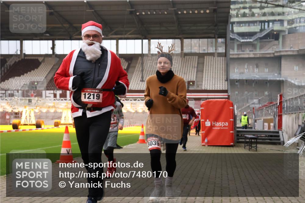 08.12.2024 - St. Pauli X-Mass-Run No. 14 Yannick Fuchs http://msf.ph/oto/7480170 08.12.2024 10:03:07 Ziel 253, 345, 349, 406, 613, 630, 809, 1219, 1385, 1958, 2213, 2265, 3039 meine-sportfotos.de