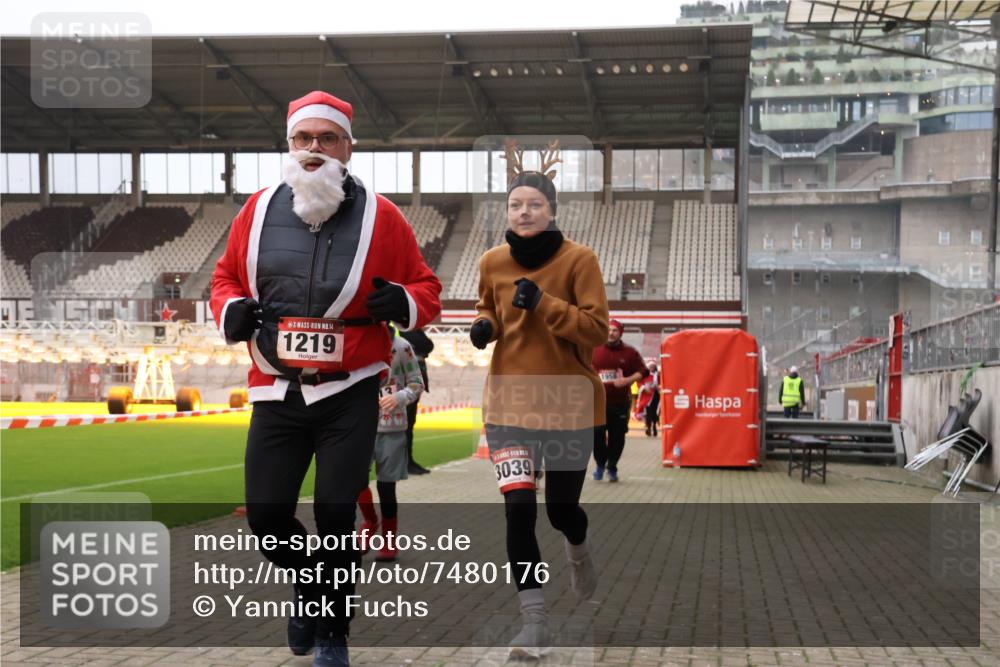 08.12.2024 - St. Pauli X-Mass-Run No. 14 Yannick Fuchs http://msf.ph/oto/7480176 08.12.2024 10:03:08 Ziel 253, 345, 349, 406, 613, 630, 809, 1219, 1385, 1958, 2213, 2265, 3039 meine-sportfotos.de