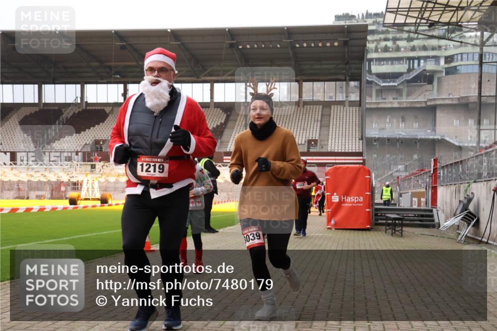08.12.2024 - St. Pauli X-Mass-Run No. 14 Yannick Fuchs http://msf.ph/oto/7480179 08.12.2024 10:03:08 Ziel 253, 345, 349, 406, 613, 630, 809, 1219, 1385, 1958, 2213, 2265, 3039 meine-sportfotos.de
