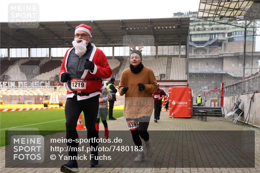 08.12.2024 - St. Pauli X-Mass-Run No. 14 Yannick Fuchs http://msf.ph/oto/7480183 08.12.2024 10:03:08 Ziel 253, 345, 349, 406, 613, 630, 809, 1219, 1385, 1958, 2213, 2265, 3039 meine-sportfotos.de