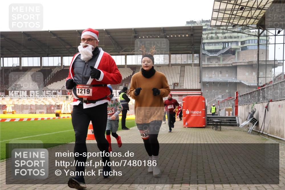08.12.2024 - St. Pauli X-Mass-Run No. 14 Yannick Fuchs http://msf.ph/oto/7480186 08.12.2024 10:03:08 Ziel 253, 345, 349, 406, 613, 630, 809, 1219, 1385, 1958, 2213, 2265, 3039 meine-sportfotos.de