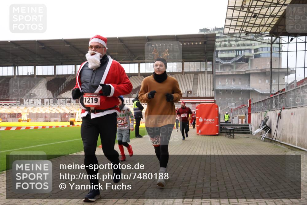 08.12.2024 - St. Pauli X-Mass-Run No. 14 Yannick Fuchs http://msf.ph/oto/7480188 08.12.2024 10:03:08 Ziel 253, 345, 349, 406, 613, 630, 809, 1219, 1385, 1958, 2213, 2265, 3039 meine-sportfotos.de