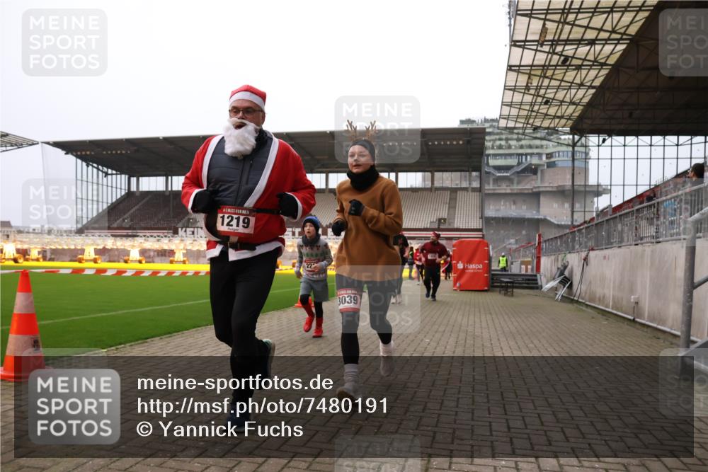08.12.2024 - St. Pauli X-Mass-Run No. 14 Yannick Fuchs http://msf.ph/oto/7480191 08.12.2024 10:03:08 Ziel 253, 345, 349, 406, 613, 630, 809, 1219, 1385, 1958, 2213, 2265, 3039 meine-sportfotos.de