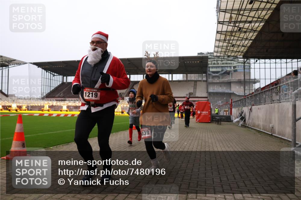 08.12.2024 - St. Pauli X-Mass-Run No. 14 Yannick Fuchs http://msf.ph/oto/7480196 08.12.2024 10:03:08 Ziel 253, 345, 349, 406, 613, 630, 809, 1219, 1385, 1958, 2213, 2265, 3039 meine-sportfotos.de