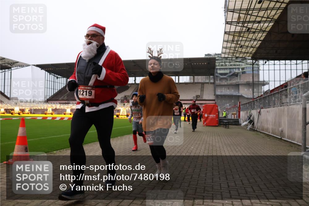 08.12.2024 - St. Pauli X-Mass-Run No. 14 Yannick Fuchs http://msf.ph/oto/7480198 08.12.2024 10:03:08 Ziel 253, 345, 349, 406, 613, 630, 809, 1219, 1385, 1958, 2213, 2265, 3039 meine-sportfotos.de