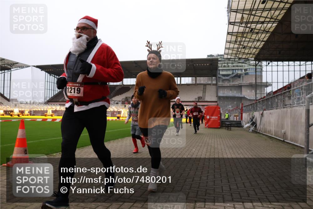 08.12.2024 - St. Pauli X-Mass-Run No. 14 Yannick Fuchs http://msf.ph/oto/7480201 08.12.2024 10:03:09 Ziel 253, 406, 613, 630, 809, 1219, 1385, 1958, 2213, 2265, 3039 meine-sportfotos.de