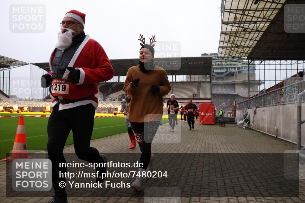 08.12.2024 - St. Pauli X-Mass-Run No. 14 Yannick Fuchs http://msf.ph/oto/7480204 08.12.2024 10:03:09 Ziel 253, 406, 613, 630, 809, 1219, 1385, 1958, 2213, 2265, 3039 meine-sportfotos.de
