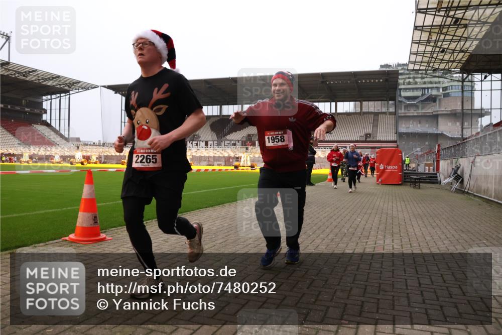 08.12.2024 - St. Pauli X-Mass-Run No. 14 Yannick Fuchs http://msf.ph/oto/7480252 08.12.2024 10:03:12 Ziel 253, 406, 613, 630, 809, 1219, 1385, 1958, 2213, 2265, 3039 meine-sportfotos.de