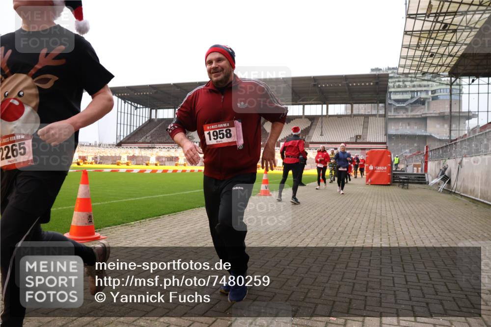 08.12.2024 - St. Pauli X-Mass-Run No. 14 Yannick Fuchs http://msf.ph/oto/7480259 08.12.2024 10:03:12 Ziel 253, 406, 613, 630, 809, 1219, 1385, 1958, 2213, 2265, 3039 meine-sportfotos.de