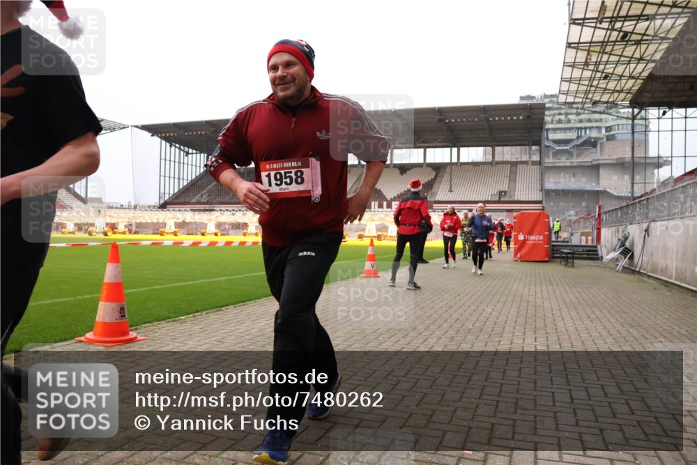 08.12.2024 - St. Pauli X-Mass-Run No. 14 Yannick Fuchs http://msf.ph/oto/7480262 08.12.2024 10:03:12 Ziel 253, 406, 613, 630, 809, 1219, 1385, 1958, 2213, 2265, 3039 meine-sportfotos.de