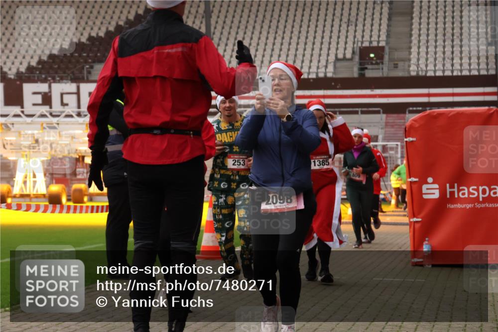 08.12.2024 - St. Pauli X-Mass-Run No. 14 Yannick Fuchs http://msf.ph/oto/7480271 08.12.2024 10:03:14 Ziel 253, 406, 613, 630, 809, 1219, 1385, 1958, 2213, 2265, 2822, 3039 meine-sportfotos.de