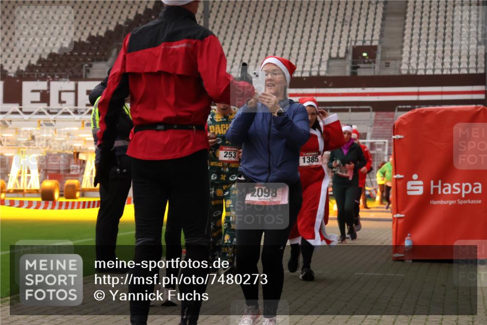 08.12.2024 - St. Pauli X-Mass-Run No. 14 Yannick Fuchs http://msf.ph/oto/7480273 08.12.2024 10:03:14 Ziel 253, 406, 613, 630, 809, 1219, 1385, 1958, 2213, 2265, 2822, 3039 meine-sportfotos.de