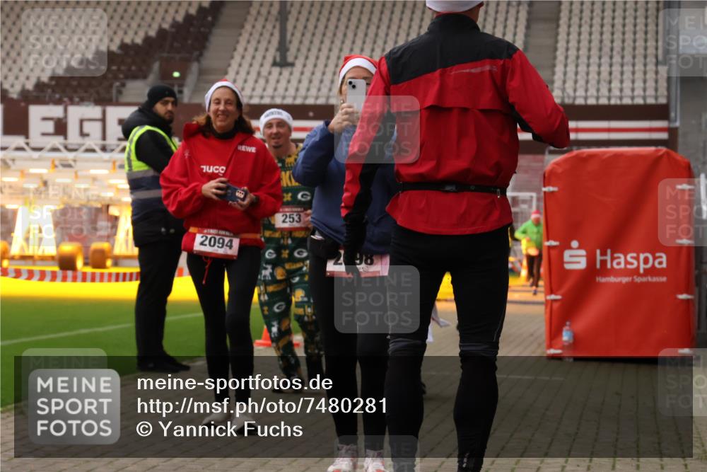 08.12.2024 - St. Pauli X-Mass-Run No. 14 Yannick Fuchs http://msf.ph/oto/7480281 08.12.2024 10:03:14 Ziel 253, 406, 613, 630, 809, 1219, 1385, 1958, 2213, 2265, 2822, 3039 meine-sportfotos.de