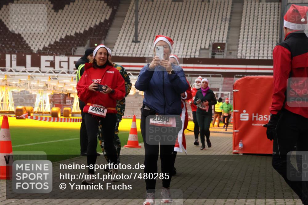 08.12.2024 - St. Pauli X-Mass-Run No. 14 Yannick Fuchs http://msf.ph/oto/7480285 08.12.2024 10:03:15 Ziel 253, 406, 630, 809, 1219, 1385, 1958, 2213, 2265, 2822, 3039 meine-sportfotos.de