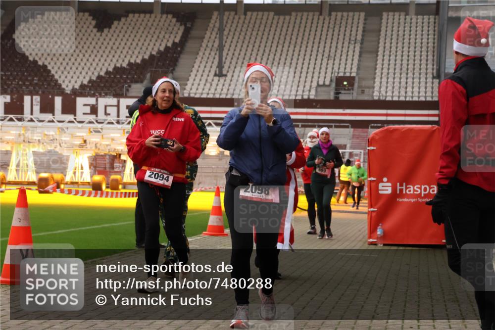 08.12.2024 - St. Pauli X-Mass-Run No. 14 Yannick Fuchs http://msf.ph/oto/7480288 08.12.2024 10:03:15 Ziel 253, 406, 630, 809, 1219, 1385, 1958, 2213, 2265, 2822, 3039 meine-sportfotos.de