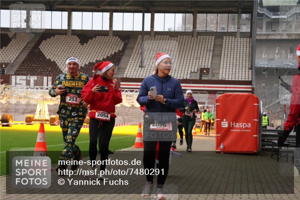 08.12.2024 - St. Pauli X-Mass-Run No. 14 Yannick Fuchs http://msf.ph/oto/7480291 08.12.2024 10:03:16 Ziel 253, 406, 809, 1219, 1385, 1958, 2213, 2265, 2822, 3039 meine-sportfotos.de