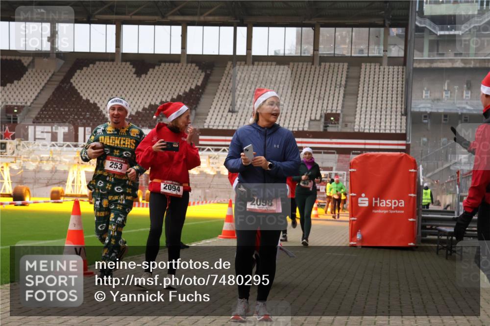 08.12.2024 - St. Pauli X-Mass-Run No. 14 Yannick Fuchs http://msf.ph/oto/7480295 08.12.2024 10:03:16 Ziel 253, 406, 809, 1219, 1385, 1958, 2213, 2265, 2822, 3039 meine-sportfotos.de