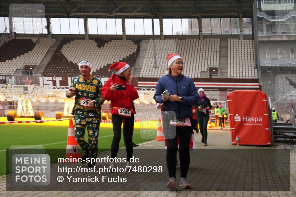 08.12.2024 - St. Pauli X-Mass-Run No. 14 Yannick Fuchs http://msf.ph/oto/7480298 08.12.2024 10:03:16 Ziel 253, 406, 809, 1219, 1385, 1958, 2213, 2265, 2822, 3039 meine-sportfotos.de