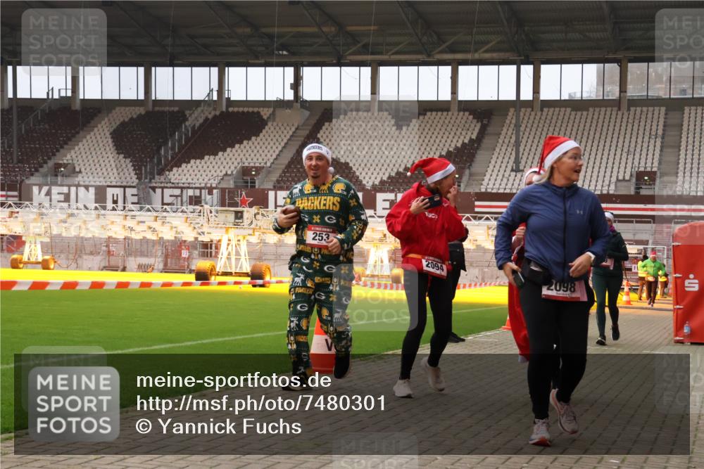 08.12.2024 - St. Pauli X-Mass-Run No. 14 Yannick Fuchs http://msf.ph/oto/7480301 08.12.2024 10:03:16 Ziel 253, 406, 809, 1219, 1385, 1958, 2213, 2265, 2822, 3039 meine-sportfotos.de