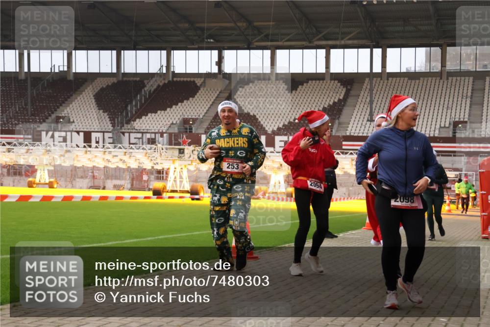 08.12.2024 - St. Pauli X-Mass-Run No. 14 Yannick Fuchs http://msf.ph/oto/7480303 08.12.2024 10:03:16 Ziel 253, 406, 809, 1219, 1385, 1958, 2213, 2265, 2822, 3039 meine-sportfotos.de