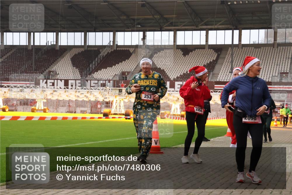 08.12.2024 - St. Pauli X-Mass-Run No. 14 Yannick Fuchs http://msf.ph/oto/7480306 08.12.2024 10:03:16 Ziel 253, 406, 809, 1219, 1385, 1958, 2213, 2265, 2822, 3039 meine-sportfotos.de