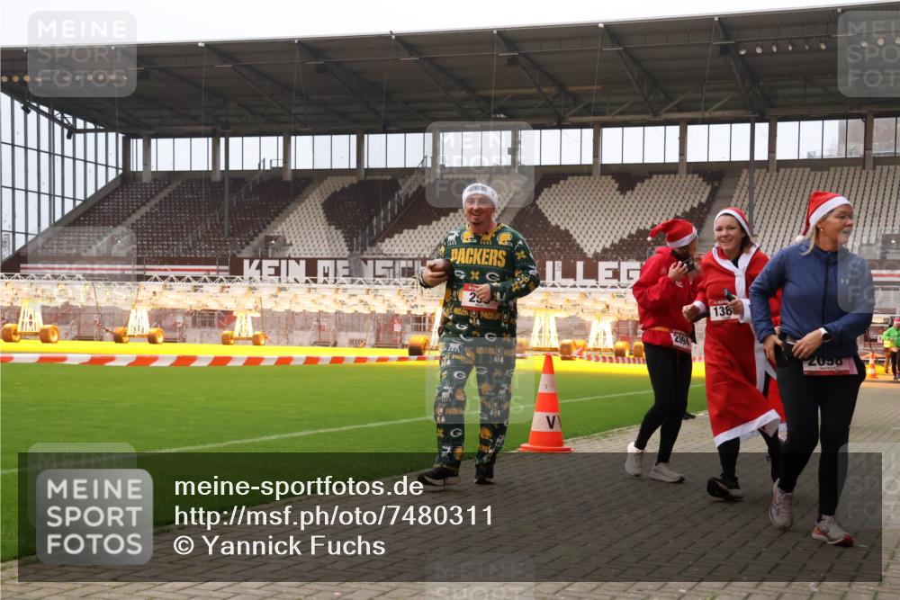 08.12.2024 - St. Pauli X-Mass-Run No. 14 Yannick Fuchs http://msf.ph/oto/7480311 08.12.2024 10:03:17 Ziel 253, 406, 809, 1219, 1385, 1958, 2213, 2265, 2822, 3039 meine-sportfotos.de