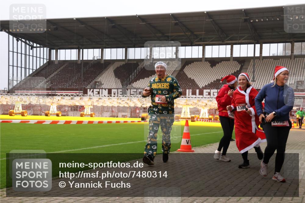 08.12.2024 - St. Pauli X-Mass-Run No. 14 Yannick Fuchs http://msf.ph/oto/7480314 08.12.2024 10:03:17 Ziel 253, 406, 809, 1219, 1385, 1958, 2213, 2265, 2822, 3039 meine-sportfotos.de