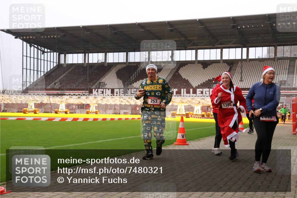 08.12.2024 - St. Pauli X-Mass-Run No. 14 Yannick Fuchs http://msf.ph/oto/7480321 08.12.2024 10:03:17 Ziel 253, 406, 809, 1219, 1385, 1958, 2213, 2265, 2822, 3039 meine-sportfotos.de