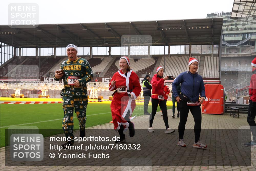 08.12.2024 - St. Pauli X-Mass-Run No. 14 Yannick Fuchs http://msf.ph/oto/7480332 08.12.2024 10:03:17 Ziel 253, 406, 809, 1219, 1385, 1958, 2213, 2265, 2822, 3039 meine-sportfotos.de