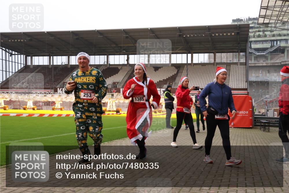 08.12.2024 - St. Pauli X-Mass-Run No. 14 Yannick Fuchs http://msf.ph/oto/7480335 08.12.2024 10:03:17 Ziel 253, 406, 809, 1219, 1385, 1958, 2213, 2265, 2822, 3039 meine-sportfotos.de