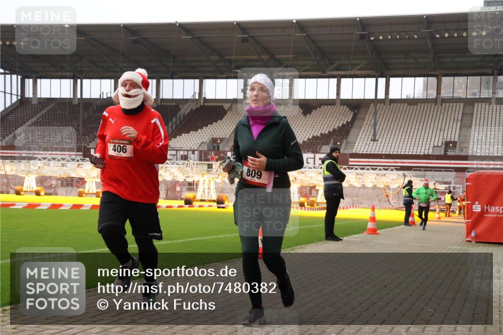 08.12.2024 - St. Pauli X-Mass-Run No. 14 Yannick Fuchs http://msf.ph/oto/7480382 08.12.2024 10:03:21 Ziel 253, 406, 809, 1385, 2822, 3260 meine-sportfotos.de