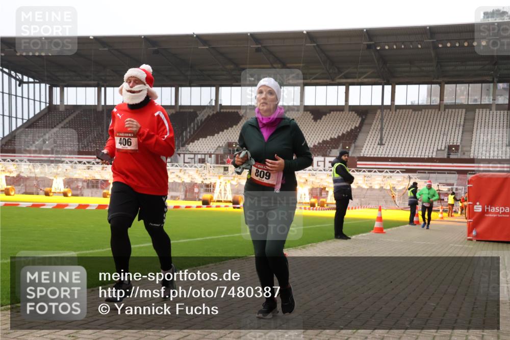 08.12.2024 - St. Pauli X-Mass-Run No. 14 Yannick Fuchs http://msf.ph/oto/7480387 08.12.2024 10:03:21 Ziel 253, 406, 809, 1385, 2822, 3260 meine-sportfotos.de