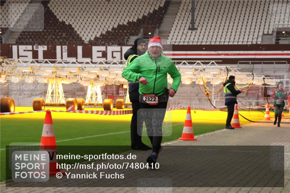 08.12.2024 - St. Pauli X-Mass-Run No. 14 Yannick Fuchs http://msf.ph/oto/7480410 08.12.2024 10:03:25 Ziel 253, 406, 809, 1385, 2822, 3260 meine-sportfotos.de