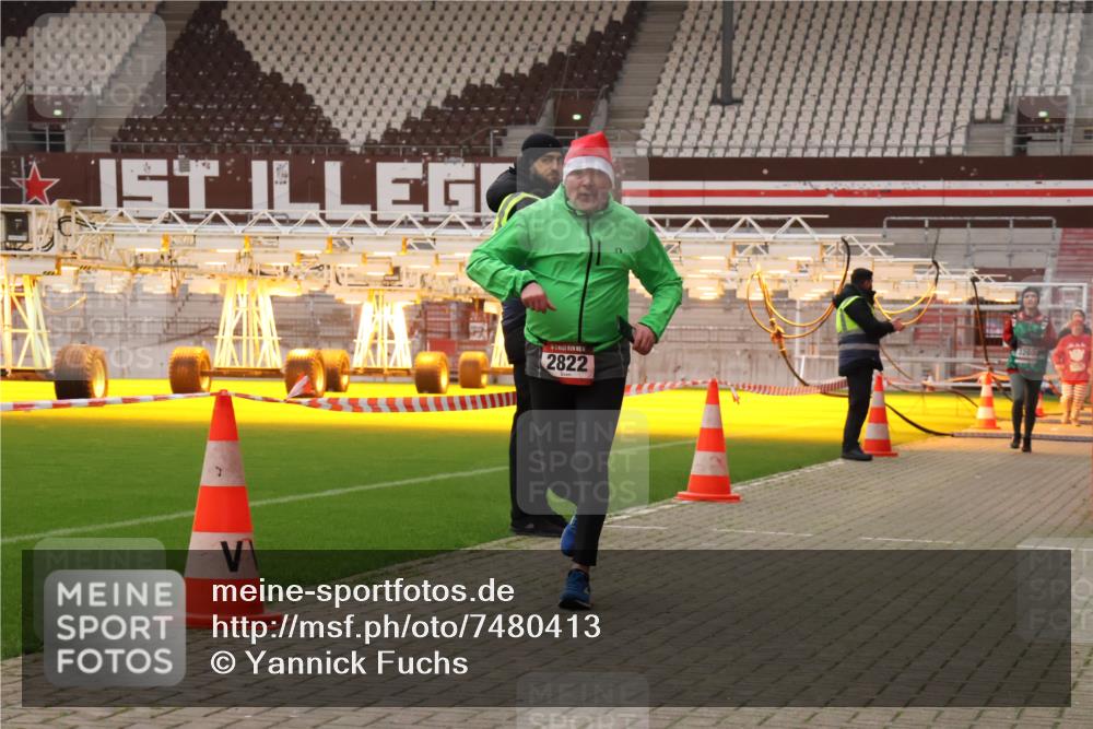 08.12.2024 - St. Pauli X-Mass-Run No. 14 Yannick Fuchs http://msf.ph/oto/7480413 08.12.2024 10:03:25 Ziel 253, 406, 809, 1385, 2822, 3260 meine-sportfotos.de