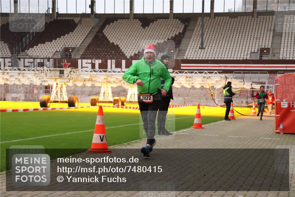 08.12.2024 - St. Pauli X-Mass-Run No. 14 Yannick Fuchs http://msf.ph/oto/7480415 08.12.2024 10:03:26 Ziel 253, 406, 809, 1385, 2822, 3260 meine-sportfotos.de