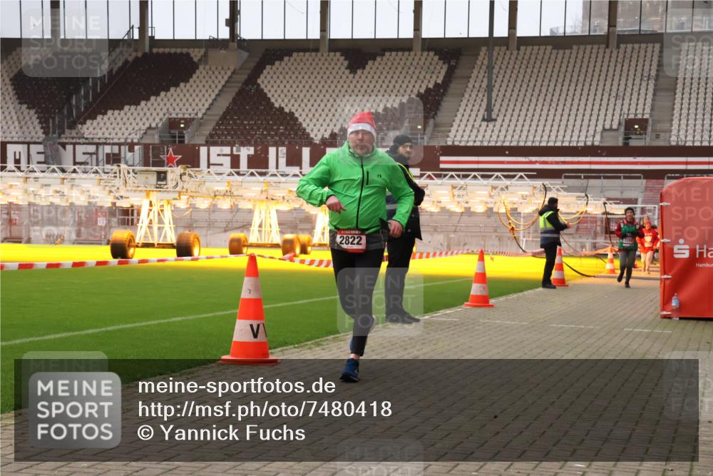 08.12.2024 - St. Pauli X-Mass-Run No. 14 Yannick Fuchs http://msf.ph/oto/7480418 08.12.2024 10:03:26 Ziel 253, 406, 809, 1385, 2822, 3260 meine-sportfotos.de