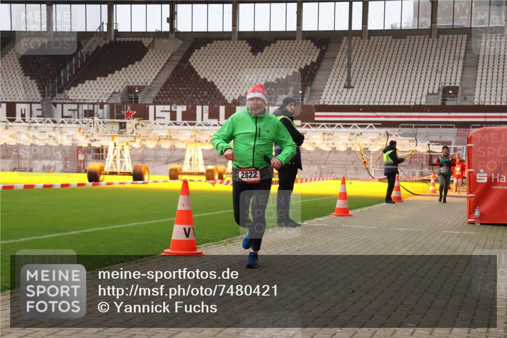 08.12.2024 - St. Pauli X-Mass-Run No. 14 Yannick Fuchs http://msf.ph/oto/7480421 08.12.2024 10:03:26 Ziel 253, 406, 809, 1385, 2822, 3260 meine-sportfotos.de