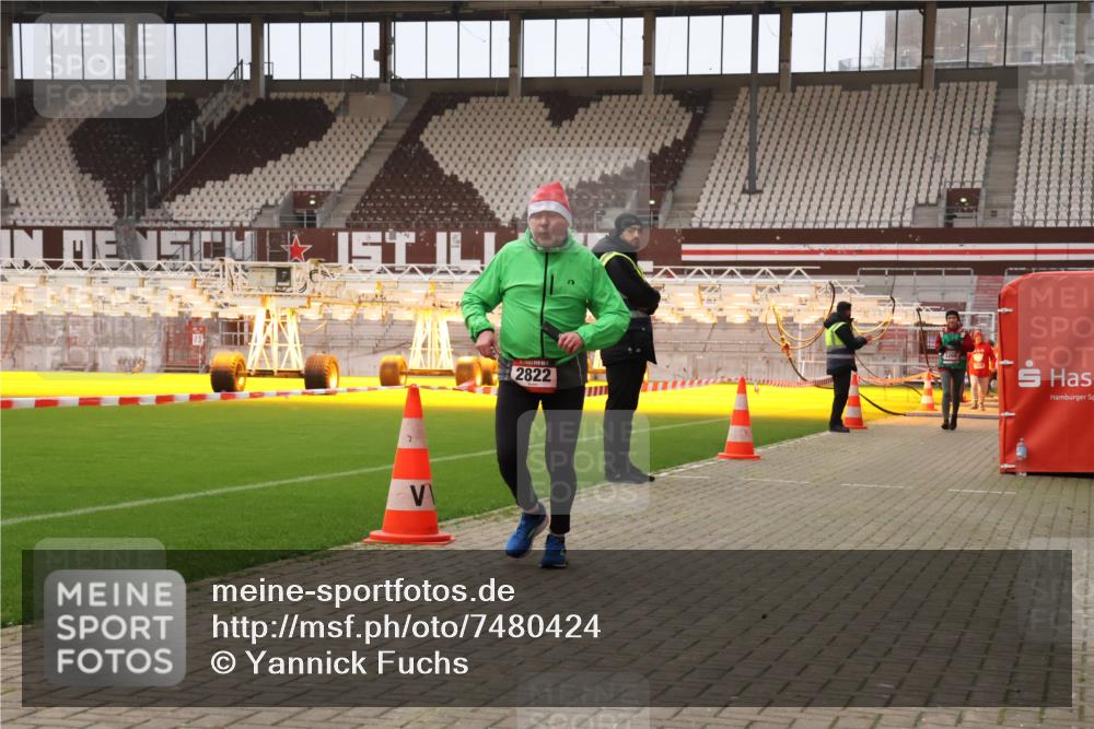 08.12.2024 - St. Pauli X-Mass-Run No. 14 Yannick Fuchs http://msf.ph/oto/7480424 08.12.2024 10:03:26 Ziel 253, 406, 809, 1385, 2822, 3260 meine-sportfotos.de