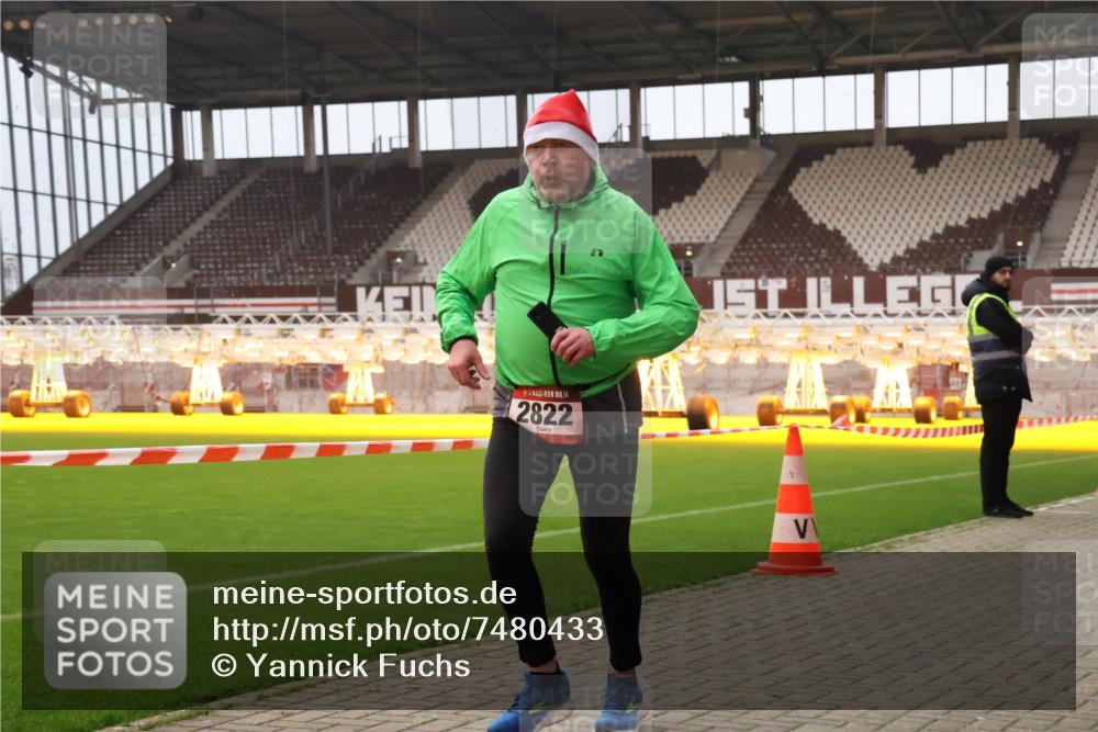 08.12.2024 - St. Pauli X-Mass-Run No. 14 Yannick Fuchs http://msf.ph/oto/7480433 08.12.2024 10:03:28 Ziel 406, 809, 1912, 1949, 2822, 3072, 3260 meine-sportfotos.de