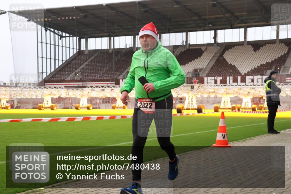 08.12.2024 - St. Pauli X-Mass-Run No. 14 Yannick Fuchs http://msf.ph/oto/7480438 08.12.2024 10:03:28 Ziel 406, 809, 1912, 1949, 2822, 3072, 3260 meine-sportfotos.de