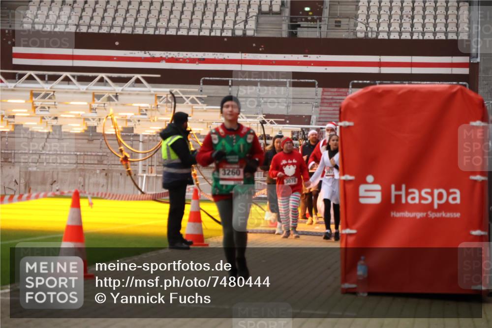 08.12.2024 - St. Pauli X-Mass-Run No. 14 Yannick Fuchs http://msf.ph/oto/7480444 08.12.2024 10:03:30 Ziel 406, 809, 1912, 1949, 2093, 2098, 2822, 3070, 3072, 3260 meine-sportfotos.de