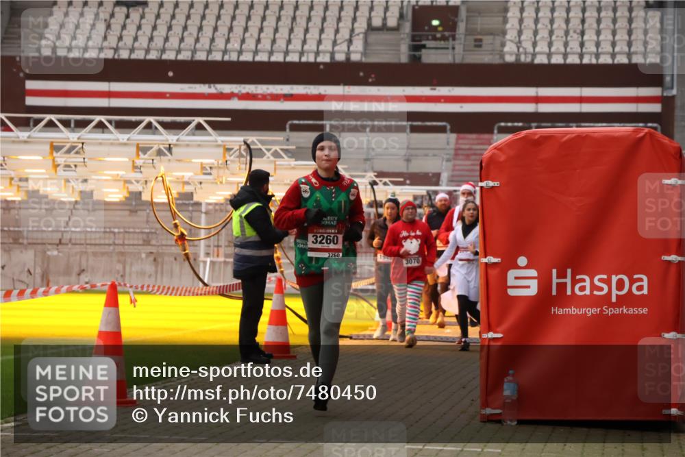 08.12.2024 - St. Pauli X-Mass-Run No. 14 Yannick Fuchs http://msf.ph/oto/7480450 08.12.2024 10:03:30 Ziel 406, 809, 1912, 1949, 2093, 2098, 2822, 3070, 3072, 3260 meine-sportfotos.de