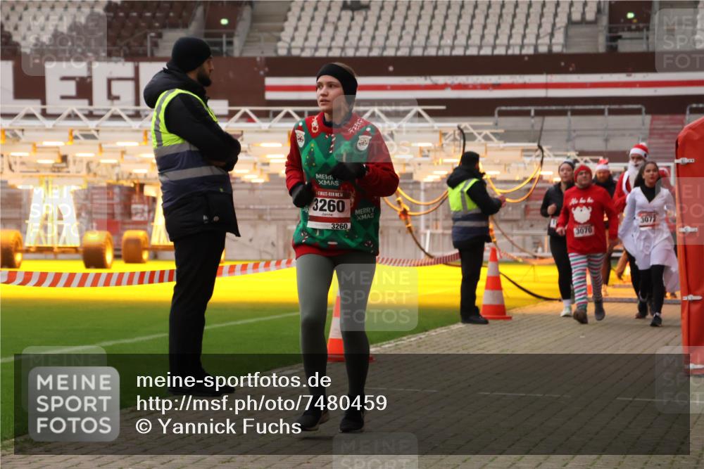 08.12.2024 - St. Pauli X-Mass-Run No. 14 Yannick Fuchs http://msf.ph/oto/7480459 08.12.2024 10:03:33 Ziel 1912, 1949, 2093, 2094, 2098, 2663, 2822, 2848, 3062, 3063, 3070, 3072, 3260 meine-sportfotos.de