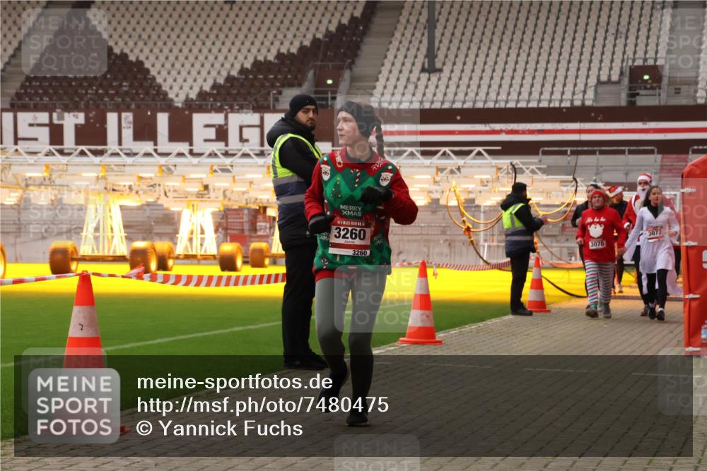 08.12.2024 - St. Pauli X-Mass-Run No. 14 Yannick Fuchs http://msf.ph/oto/7480475 08.12.2024 10:03:33 Ziel 1912, 1949, 2093, 2094, 2098, 2663, 2822, 2848, 3062, 3063, 3070, 3072, 3260 meine-sportfotos.de