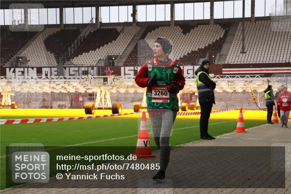 08.12.2024 - St. Pauli X-Mass-Run No. 14 Yannick Fuchs http://msf.ph/oto/7480485 08.12.2024 10:03:35 Ziel 330, 1912, 1949, 2093, 2094, 2098, 2663, 2759, 2822, 2848, 3062, 3063, 3070, 3072, 3260 meine-sportfotos.de