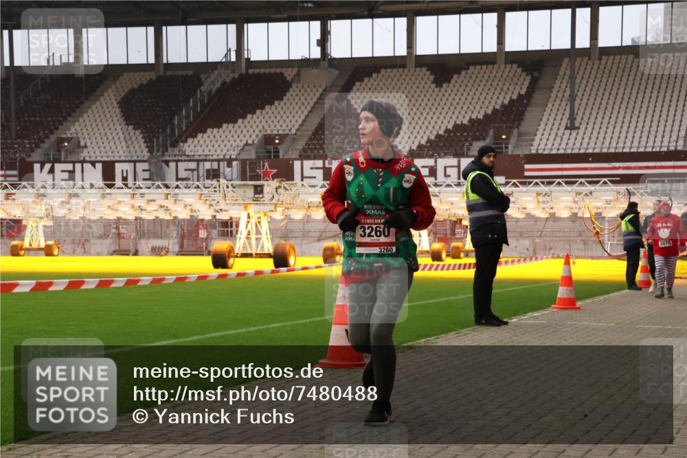 08.12.2024 - St. Pauli X-Mass-Run No. 14 Yannick Fuchs http://msf.ph/oto/7480488 08.12.2024 10:03:35 Ziel 330, 1912, 1949, 2093, 2094, 2098, 2663, 2759, 2822, 2848, 3062, 3063, 3070, 3072, 3260 meine-sportfotos.de