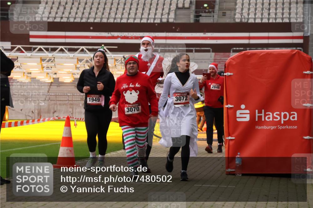 08.12.2024 - St. Pauli X-Mass-Run No. 14 Yannick Fuchs http://msf.ph/oto/7480502 08.12.2024 10:03:38 Ziel 330, 624, 1912, 1949, 2093, 2094, 2098, 2663, 2759, 2822, 2848, 3062, 3063, 3070, 3072, 3260 meine-sportfotos.de