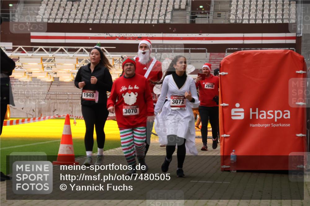 08.12.2024 - St. Pauli X-Mass-Run No. 14 Yannick Fuchs http://msf.ph/oto/7480505 08.12.2024 10:03:38 Ziel 330, 624, 1912, 1949, 2093, 2094, 2098, 2663, 2759, 2822, 2848, 3062, 3063, 3070, 3072, 3260 meine-sportfotos.de