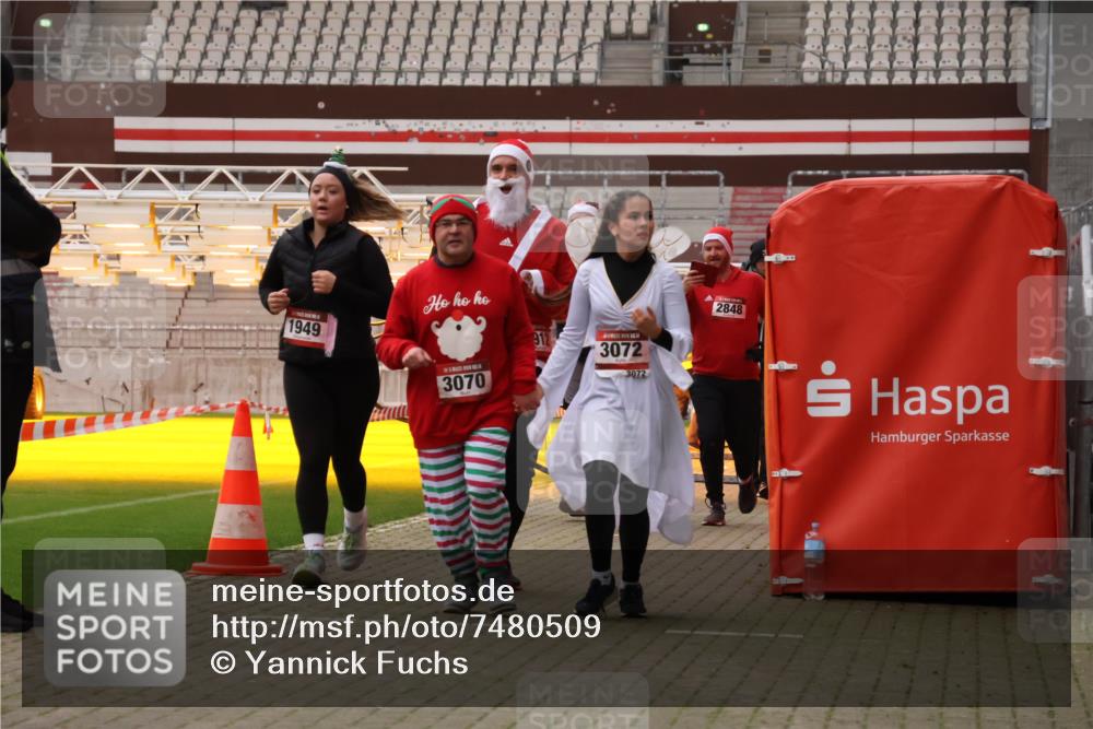 08.12.2024 - St. Pauli X-Mass-Run No. 14 Yannick Fuchs http://msf.ph/oto/7480509 08.12.2024 10:03:38 Ziel 330, 624, 1912, 1949, 2093, 2094, 2098, 2663, 2759, 2822, 2848, 3062, 3063, 3070, 3072, 3260 meine-sportfotos.de