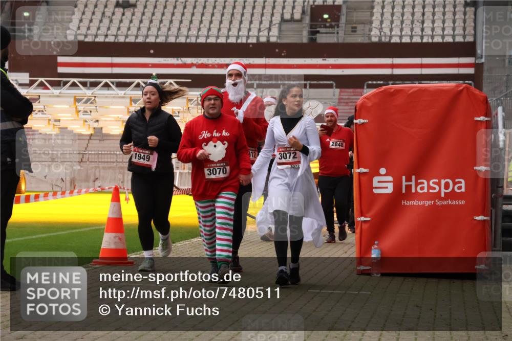 08.12.2024 - St. Pauli X-Mass-Run No. 14 Yannick Fuchs http://msf.ph/oto/7480511 08.12.2024 10:03:38 Ziel 330, 624, 1912, 1949, 2093, 2094, 2098, 2663, 2759, 2822, 2848, 3062, 3063, 3070, 3072, 3260 meine-sportfotos.de
